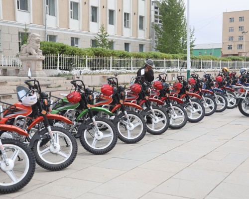 Хөвсгөл аймгийн  20 сумын 26 багийн Засаг даргад  мотоцикл хүлээлгэн өглөө.
