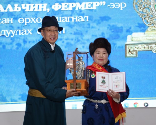 МОНГОЛ УЛСЫН ИХ ХУРЛЫН ГИШҮҮН Л.ЭНХ-АМГАЛАН ХӨВСГӨЛ АЙМГААС ТОДОРСОН УЛСЫН АВАРГА МАЛЧИН, УЛСЫН АВАРГА ФЕРМЕР, УЛСЫН АВАРГА СААЛЬЧНААР ТОДОРСОН ЭРХМҮҮДЭД ШАГНАЛЫГ ГАРДУУЛАН ХҮНДЭТГЭЛ ҮЗҮҮЛЛЭЭ.