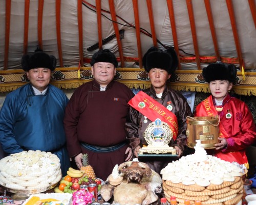 ЦЭЦЭРЛЭГ СУМЫН МАЛЧИН Д.БЭХБАТЫН ГЭР БҮЛ “УЛСЫН АВАРГА МАЛЧИН” ЦОЛ ХҮРТЛЭЭ