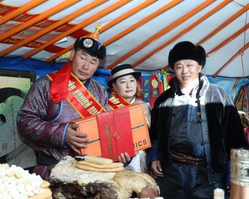 XVII жарны “Сүрээр дарагч” хэмээх Гал морин жилийн босгон дээр хөдөлмөр зүтгэлээ төр засагтаа үнэлүүлж, АЙМГИЙН ХОШОЙ АВАРГА, АЙМГИЙН АВАРГА малчнаар тодорсон малчдын шагналыг гардуулан өглөө.