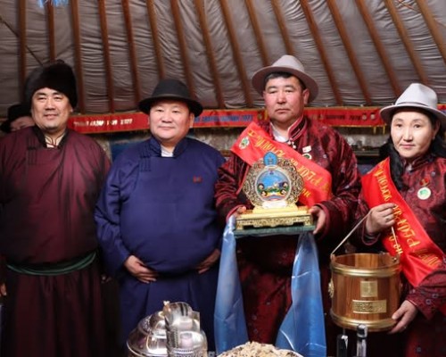 МӨРӨН СУМЫН МАЛЧИН Ч.МӨНХБАТ “УЛСЫН АВАРГА МАЛЧИН” ЦОЛ ХҮРТЛЭЭ.