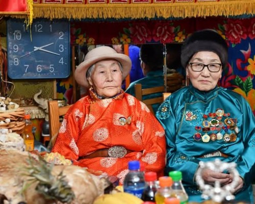 Сүрээр дарагч хэмээх гал морин жилийн босгон дээр Хөвсгөл аймгийн Мөрөн сумын "Наран" 11 дүгээр багийн малчин Вангуурзагдын Хуншагай, Должинжавын Баасандаваагийн гэр бүл "Аймгийн аварга малчин” хэмээх эрхэм хүндтэй цол хүртлээ.