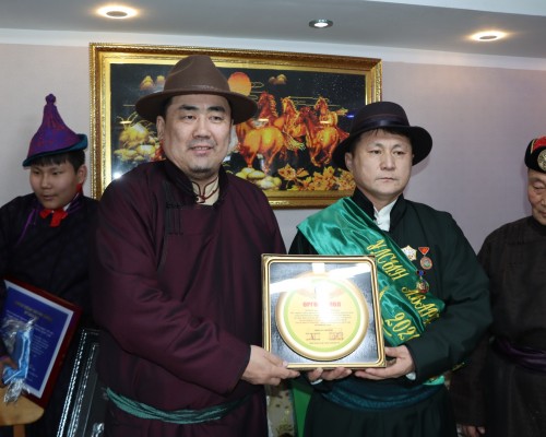 ТАРИАЛАН СУМЫН АЛТАН ХАЖИР ХХК-ИЙН ЕРӨНХИЙ АГРОНОМИЧ Б.ЛХАГВА-ОЧИР “УЛСЫН АВАРГА " ЦОЛ ТЭМДГЭЭР ШАГНАГДЛАА.