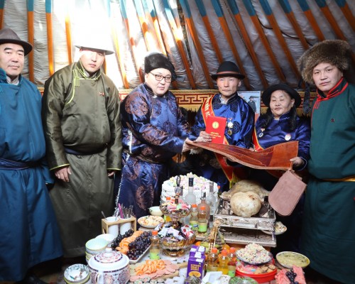 ШИНЭ-ИДЭР СУМЫН БАЯНЗҮРХ БАГИЙН МАЛЧИН Б.ЧИМЭДДОРЖИЙН ГЭР БҮЛ “АЙМГИЙН АВАРГА МАЛЧИН” ЦОЛ ХҮРТЛЭЭ