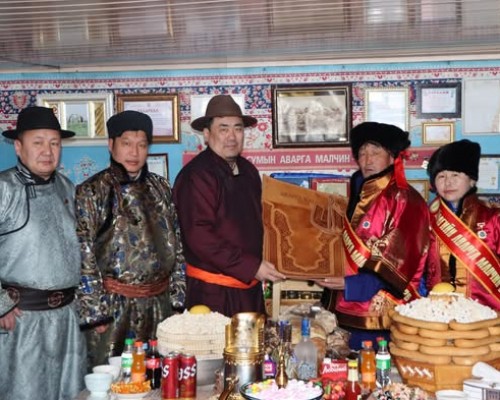 ТАРИАЛАН СУМААС ТОДОРСОН “АЙМГИЙН ХОШОЙ АВАРГА”, “АЙМГИЙН АВАРГА” МАЛЧИН ӨРХҮҮДЭД ШАГНАЛЫГ НЬ ГАРДУУЛЛАА.