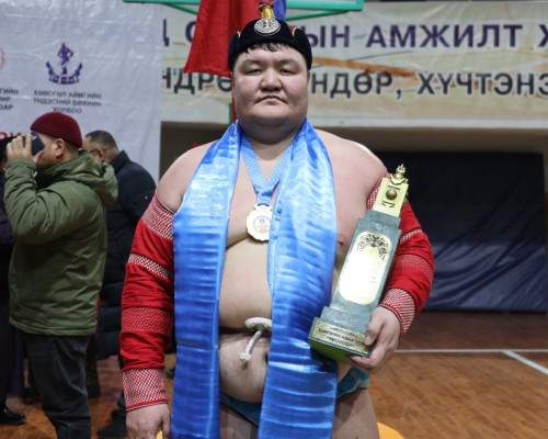 САР ШИНИЙН БАЯРТ ЗОРИУЛСАН ҮНДЭСНИЙ БӨХИЙН БАРИЛДААНД ШИНЭ-ИДЭР СУМЫН ХАРЬЯАТ УЛСЫН НАЧИН Ц.САНДАГДОРЖ ТҮРҮҮЛЖ БҮРЭНТОГТОХ СУМЫН ХАРЬЯАТ АЙМГИЙН ЗААН А.МЯГМАРЖАВ ҮЗҮҮРЛЭЛЭЭ.