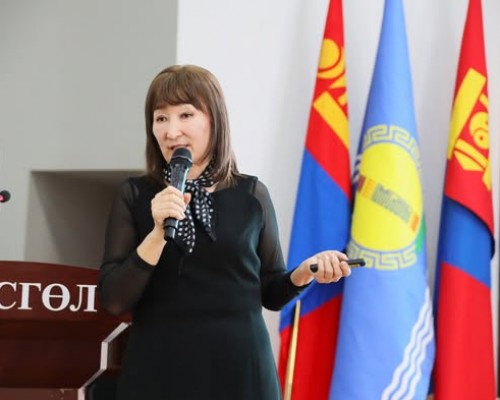 “Хүнсний аюулгүй байдал–Дотоод хяналт” сургалтад хүнсний үйлдвэрлэл, хоол үйлдвэрлэл, худалдааны чиглэлээр үйл ажиллагаа эрхлэгч 500 гаруй иргэн, аж ахуйн нэгжийн төлөөлөл оролцож байна.